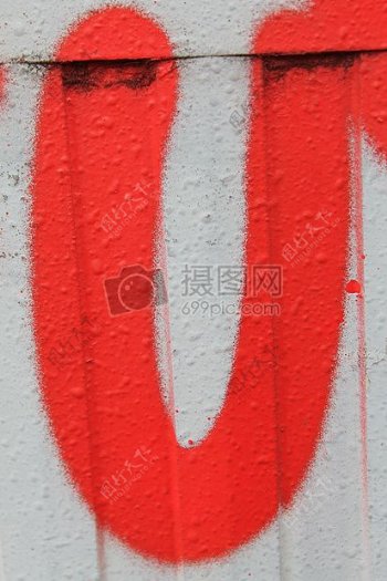 墙上的红色字母