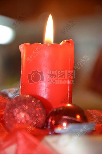 红色火焰的蜡烛