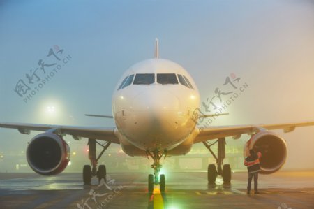 浓雾中的客机图片