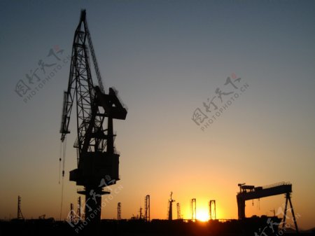 夕阳照船厂图片