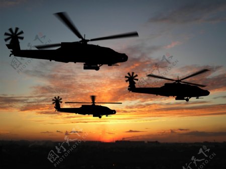 夕阳下的军事飞行机图片