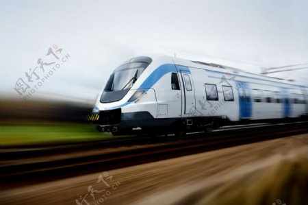 高速行驶的火车图片