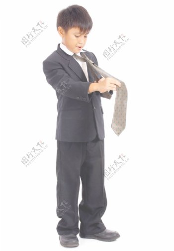 适合做他的领带的年轻男孩