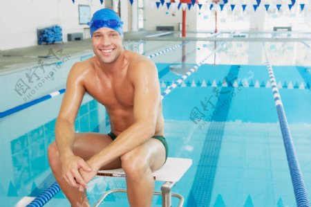 微笑的游泳运动员高清图片