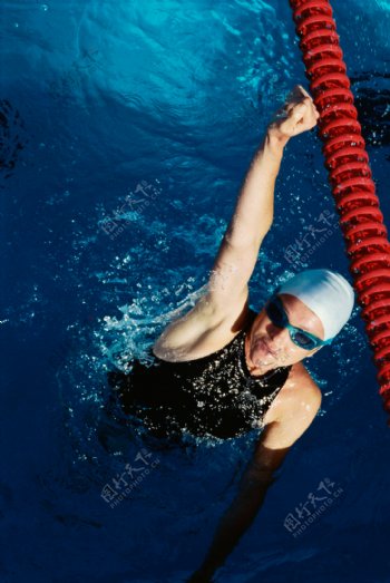游泳运动员摄影图片