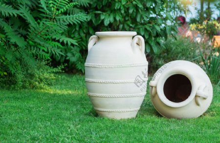草地上的白色陶瓷罐
