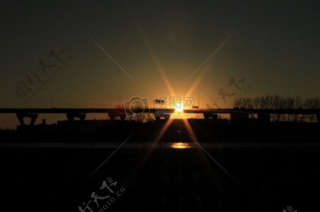 夕阳下的小桥