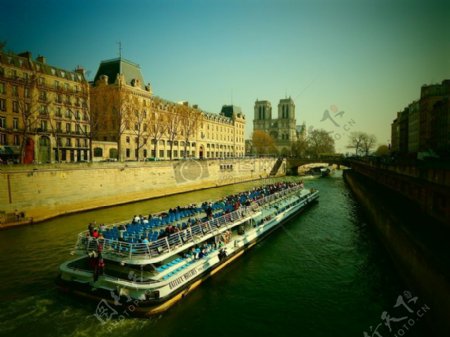 巴黎河中的游艇