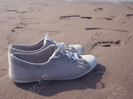沙滩上的运动鞋