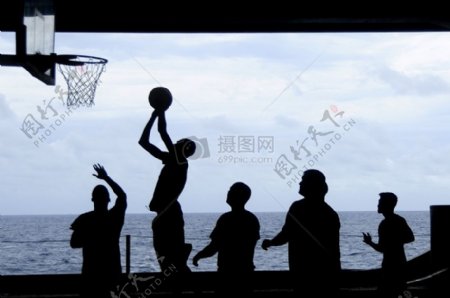 海边的篮球运动