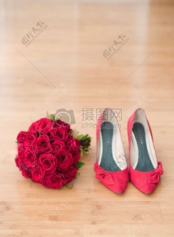 新娘鞋子和花束