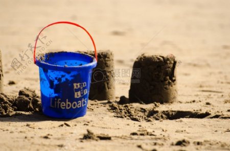 沙子上面的桶