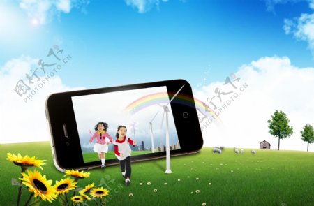 草地上的儿童与智能手机