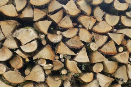 堆积整齐的木头