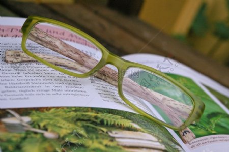 书本上的眼镜