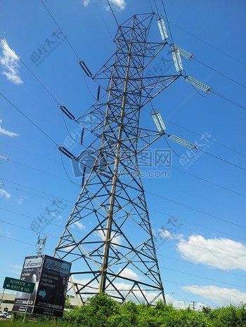 蓝天下的发电塔