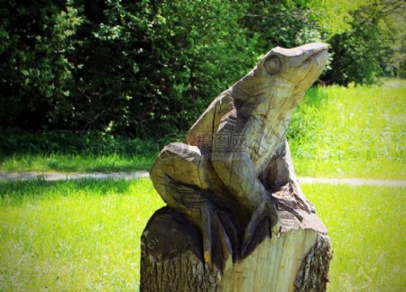 木桩上的青蛙雕塑