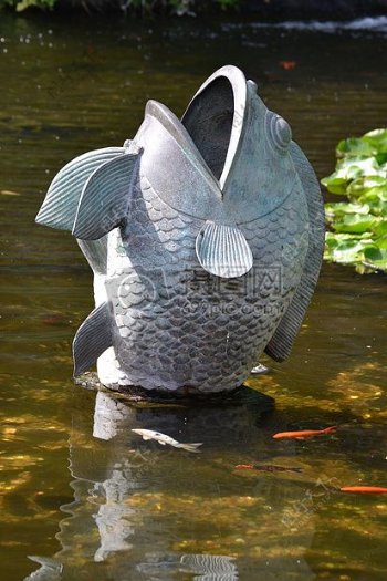 水中的鲤鱼雕塑