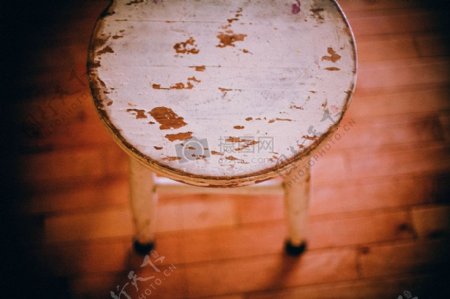 圆形的木制座椅
