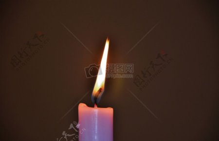 燃烧的白色蜡烛