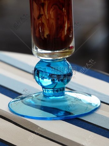 精美的蓝色玻璃杯