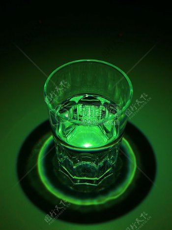 绿灯下的玻璃杯