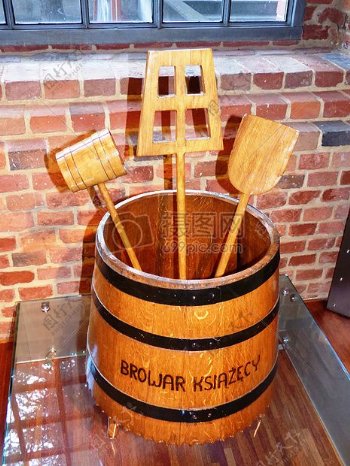 木桶里的酿酒工具