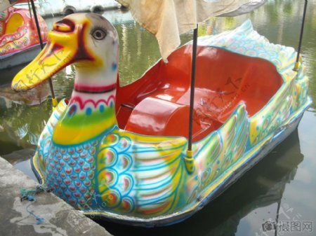 湖泊中的彩绘鸭子船