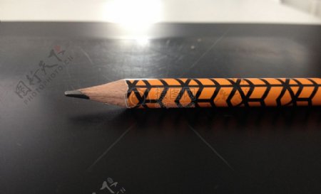 半截彩色的铅笔