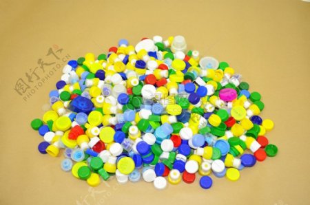 堆在一起的彩色塑料小帽