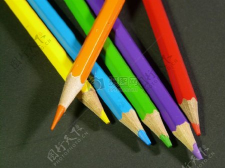 绘画彩色的铅笔
