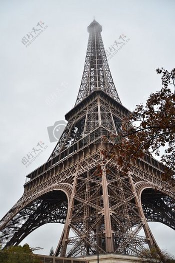 高耸的巴黎铁塔