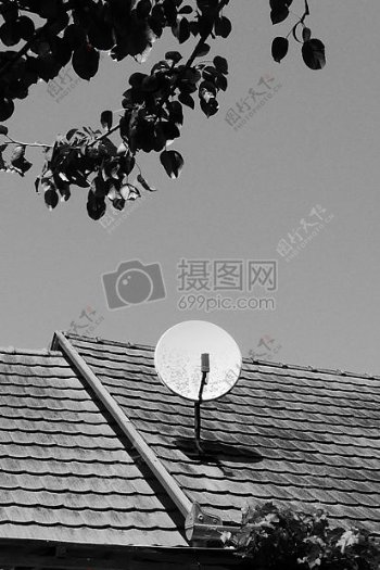 屋顶上的卫星天线