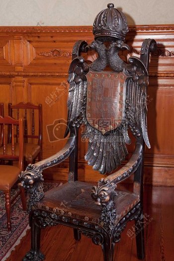 复古花纹木椅