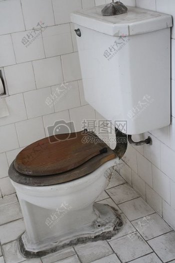 陈旧的浴室厕所