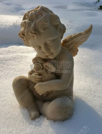 雪地上可爱的天使雕塑