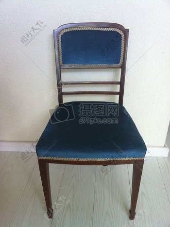 蓝色的古董椅子