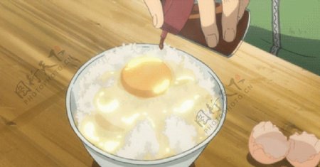 酱汁淋鸡蛋上筷子快速搅动动态图