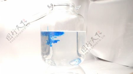 实拍滴在玻璃瓶里的蓝墨水快速溶解视频素材