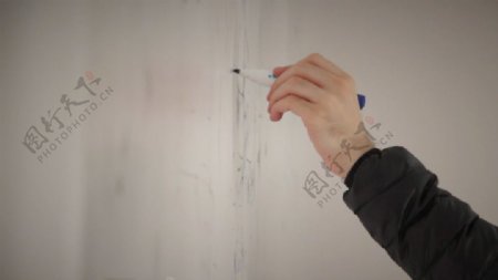 手拿马克笔在墙上书写的人物动态视频素材