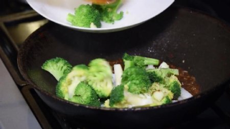 实拍蔬菜烹饪过程视频素材