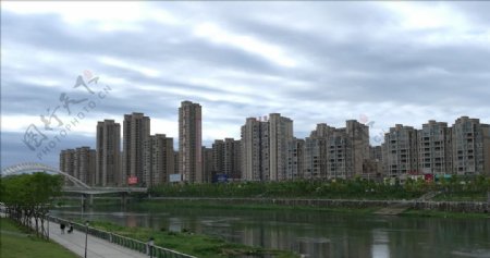 锦江河畔对面的住宅区