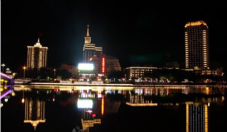 河岸的建筑夜景