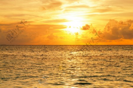 马尔代夫海的日出日落天空