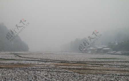 瑞雪迷雾笼罩极边小村庄