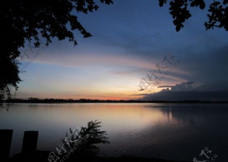 湖之日落