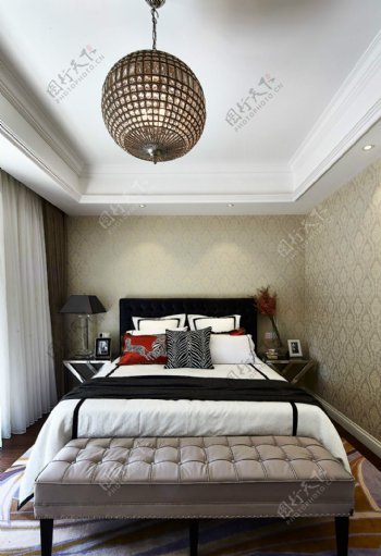 现代时尚卧室褐色镂空球状吊灯室内装修图
