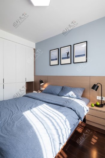 蓝色床装饰画卧室效果图