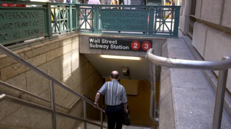 走进华尔街地铁站的老人