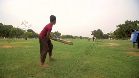 印度孩子玩板球游戏